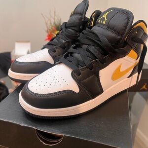 Nike Air Kids Shoes - Black and Yellow